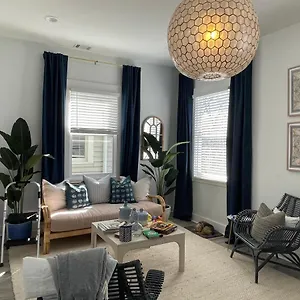 New! Stylish 1900s Renovated Duplex Building Near Forsyth & River St Savannah